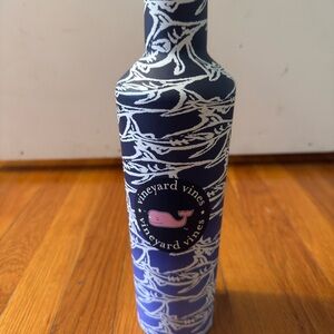Vineyard Vines Navy and White Patterned Bottle​